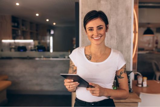 Una cervecería y restaurante con menú electrónico